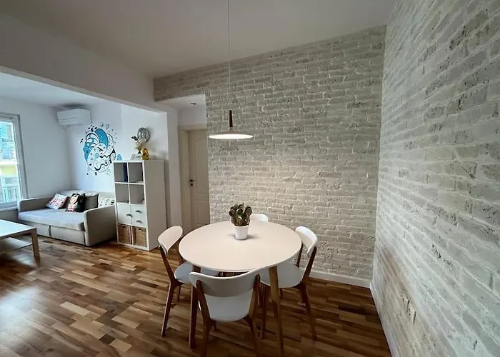 Family Friendly Downtown Daire *